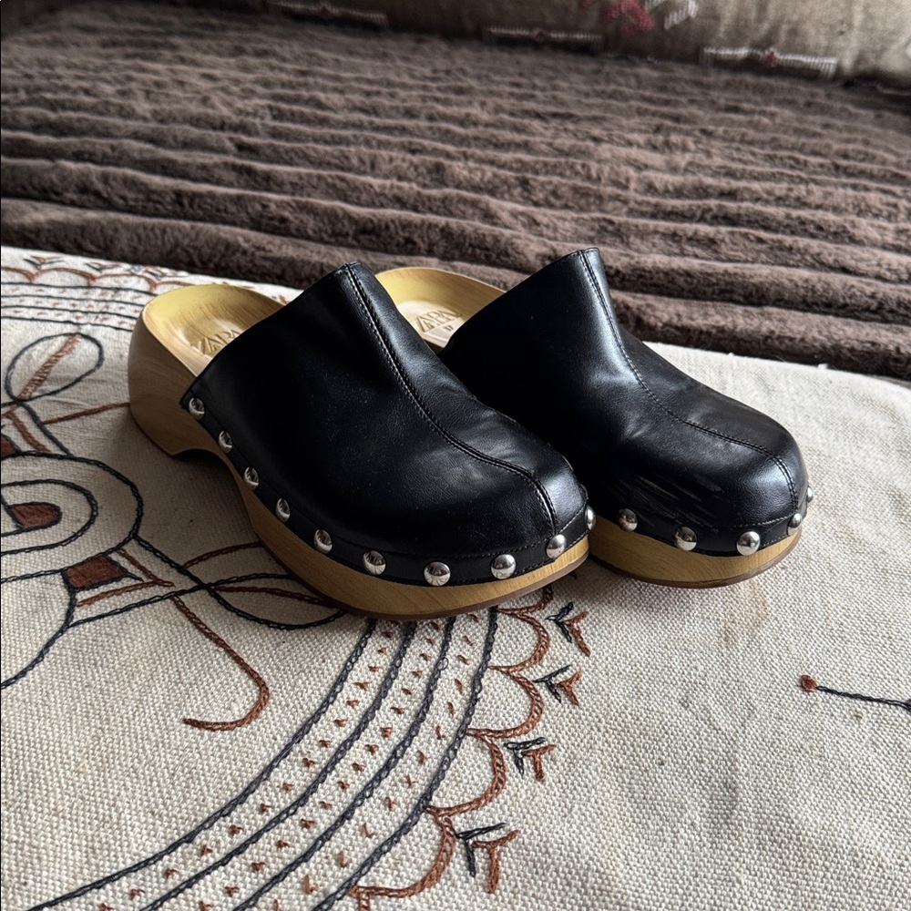NWOT  NEW ZARA WOMEN WOODEN STUDDED BLACK LEATHER CLOGS MULE SLIPPERS SIZE 37